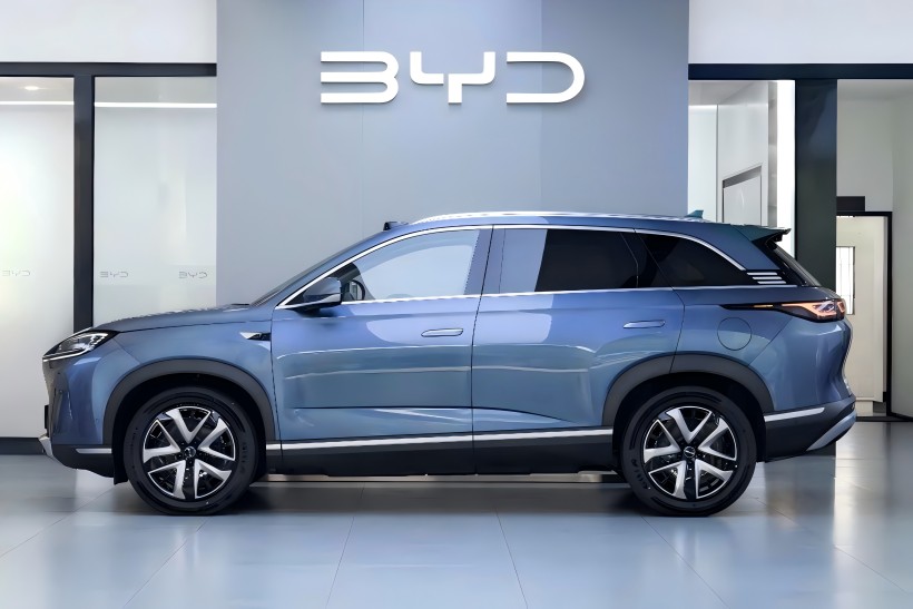 推定開始価格は250,000元であり、すぐに市場に出ると予想されているBYD SEAL 07 DM-Iインテリジェントドライビングバージョンがディーラーに到着しました。